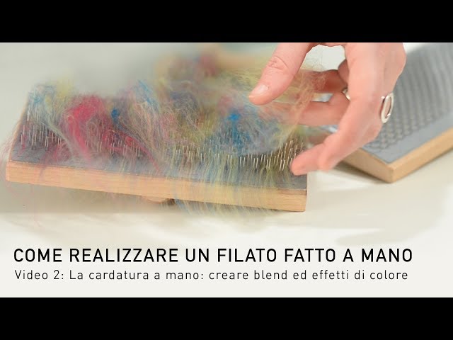 Come realizzare un filato fatto a mano - La cardatura a mano: creare blend ed effetti di colore