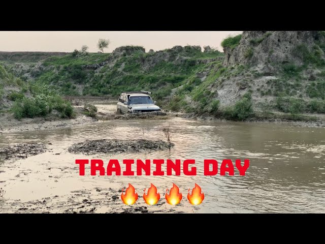 Land Cruiser 80 | Training Day | Stuck in the mud and recovery