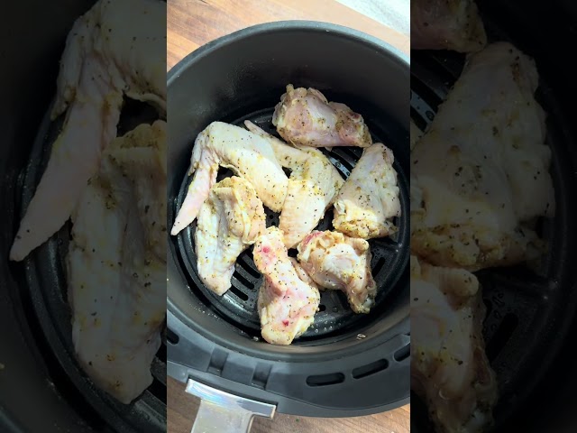 Lemon Pepper Wings #LemonPepperWings #ChickenWings #WingsWednesday #shorts #ytshorts #Foodie