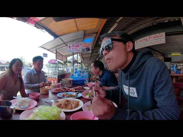 Eating between Chang Rai and Chiang Mai