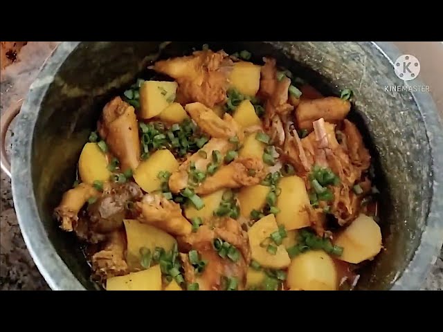 FRANGO CAIPIRA COM BATATA NA PANELA DE PEDRA