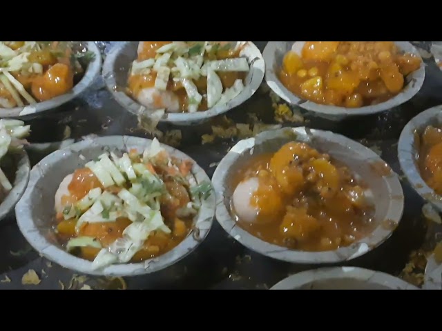 Maan hua to chali gayi thi dahi bada khane ke liye |