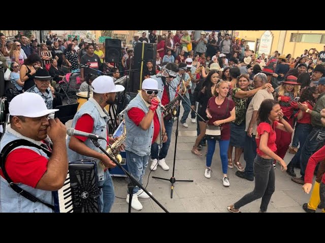 Instinto de Chihuahua 🎵en la Plaza de #chihuahua  CUMBIAAAA!💃❤️🕺