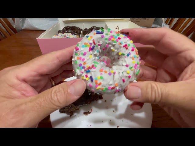 Stan's Donuts REVIEW! Chicago's Favorite Donut! From Goldbelly!