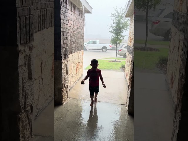 Me baño en la lluvia🤪 es super divertido !!! #aventuras #bañandomeenlalluvia