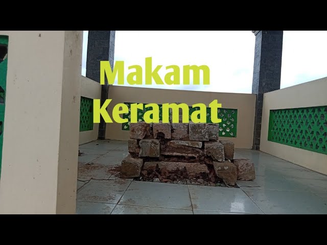 Jauh dari  Pemukiman warga ada Makam keramat