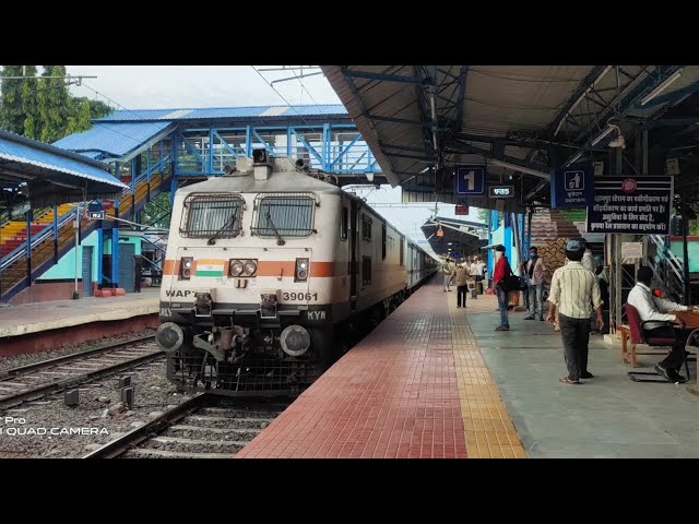 TRAIN ARRIVING ON STATION ||