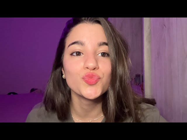 ASMR lip gloss application en soft spoken 💄