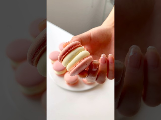 Will this fit for the Valentine’s Day? Strawberry Macarons #dessertrecipes #macarons #strawberry